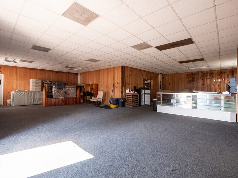 More Photos Of 290 S Duval Ave, Madison Flex For Sale