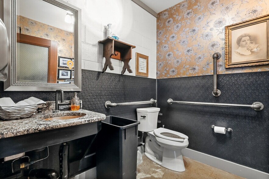 More Photos Of 117 E Allegan St, Otsego General Retail For Sale