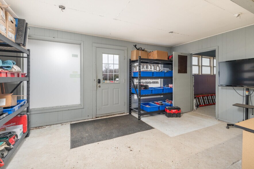 More Photos Of 936 1st Ave E, Shakopee Auto Repair For Sale