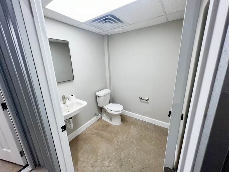 More Photos Of 4713 County Road 128, Midland Warehouse For Lease