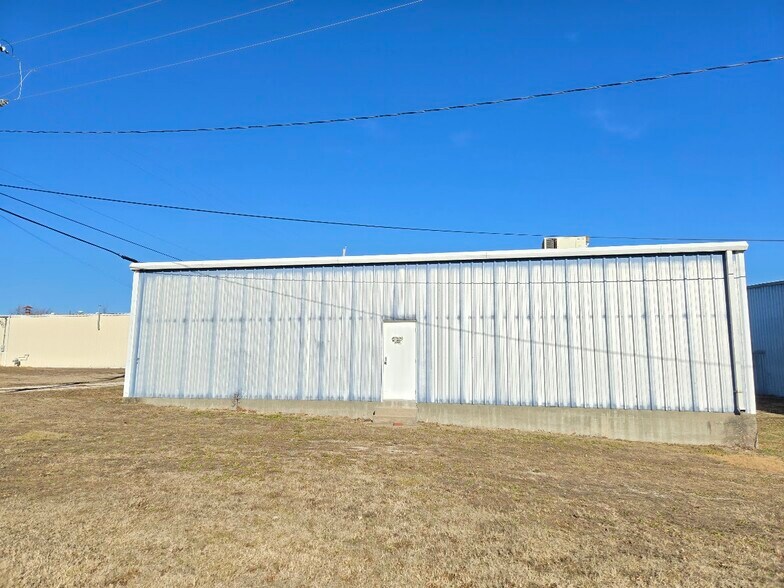 More Photos Of 111 E 5th St, Mound Valley Industrial For Sale