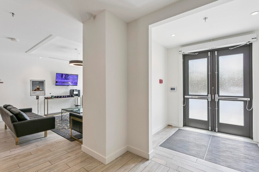 More Photos Of 2926 Dundas St W, Toronto Storefront For Sale