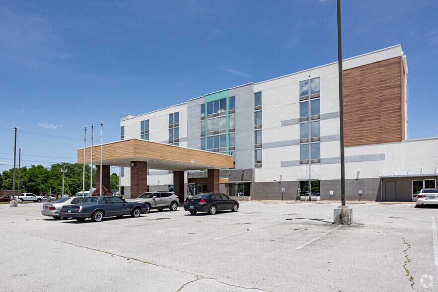 Primary Photo Of 2910 Fort Campbell Blvd, Hopkinsville Hotel For Sale