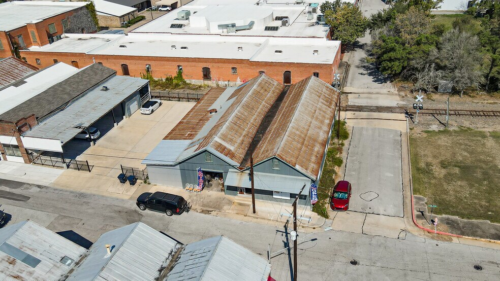 More Photos Of 200 W First St, Brenham Warehouse For Sale