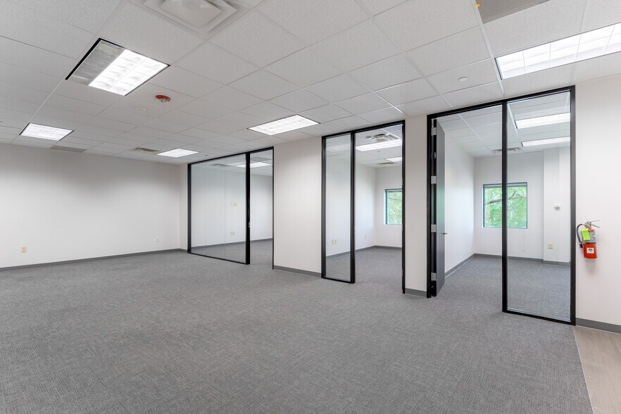 More Photos Of 1750 Valley View Ln, Dallas Office For Sale