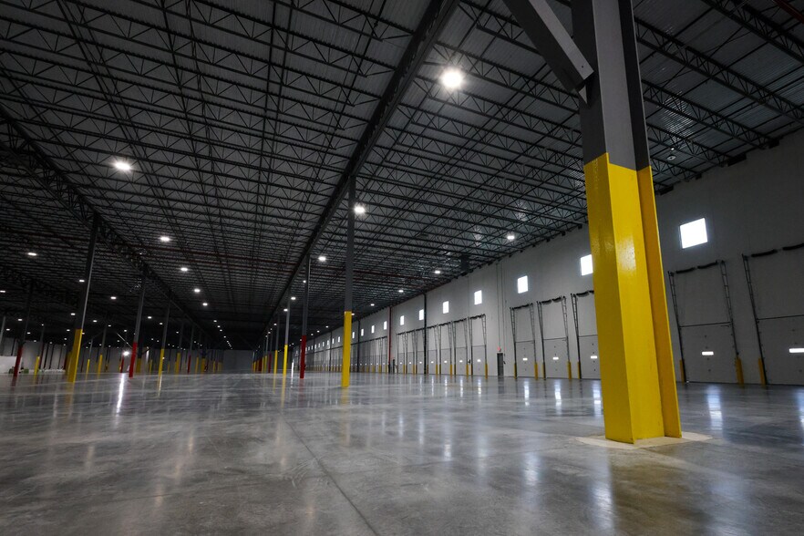 More Photos Of 1 Nassau Pl, Staten Island Warehouse For Lease