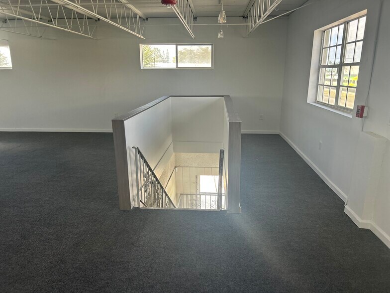 More Photos Of 2000 N Dixie Hwy, Hollywood Light Manufacturing For Sale