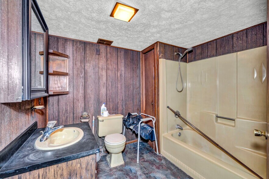 More Photos Of 40980 Butternut Park Ct, Elyria Specialty For Sale