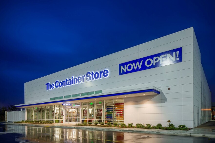 More Photos Of 2500 N Mayfair Rd, Wauwatosa General Retail For Lease