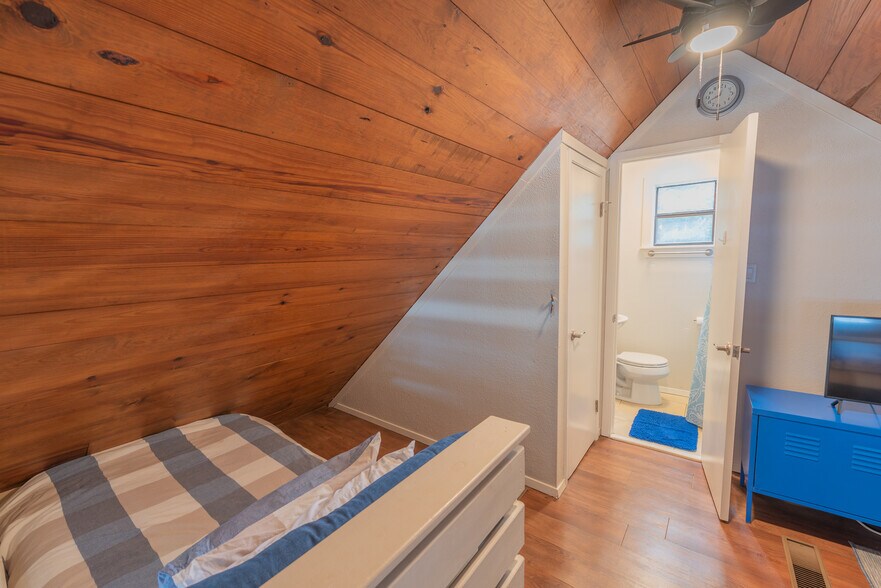 More Photos Of 108 E Barker Creek Dr, Scroggins Flex For Sale