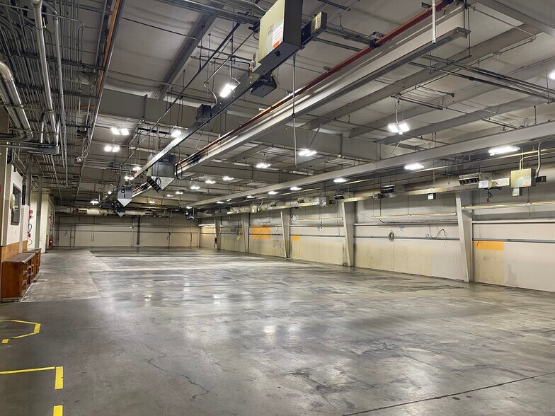 More Photos Of 9085 SE Enoch Ct, Clackamas Manufacturing For Sale