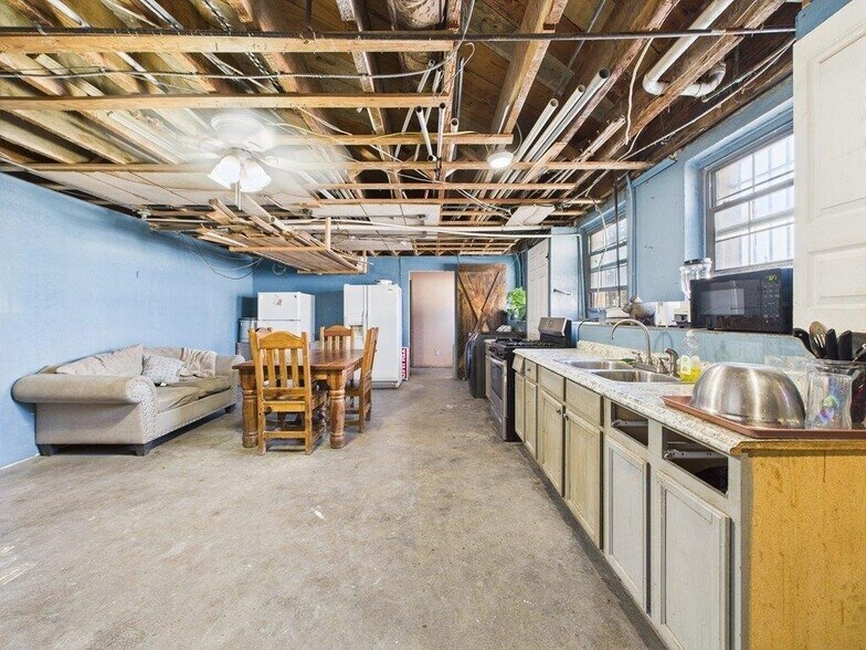 More Photos Of 236 S Oak St, Pecos Storefront For Sale