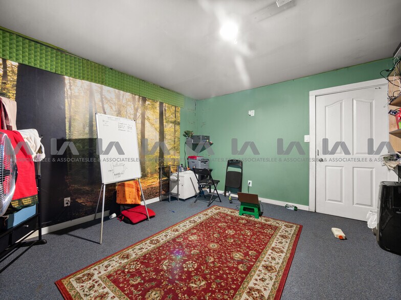 More Photos Of 13415 Comber Way, Surrey Manufacturing For Sale