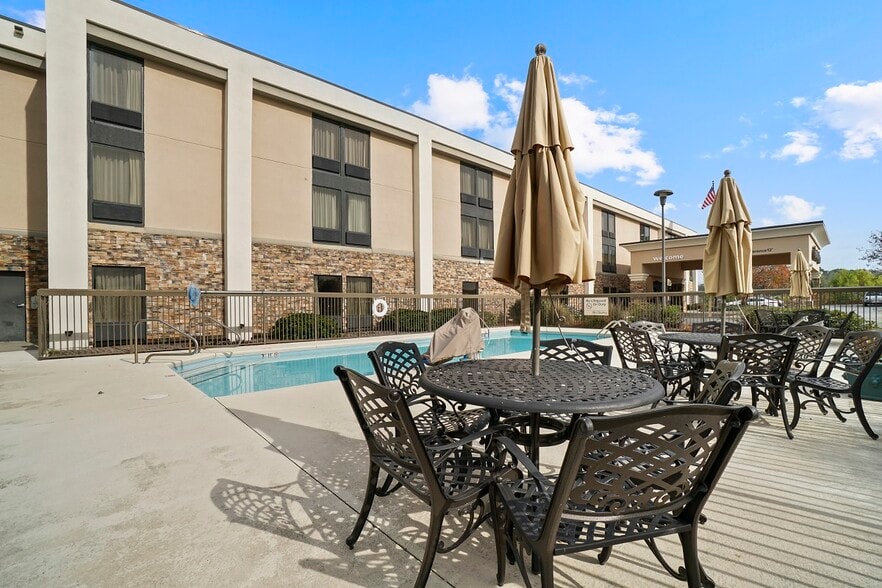 More Photos Of 1500 W 4th St, Adel Hotel For Sale