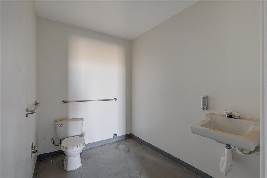 More Photos Of 6288 Curtis Pl, California City Warehouse For Sale