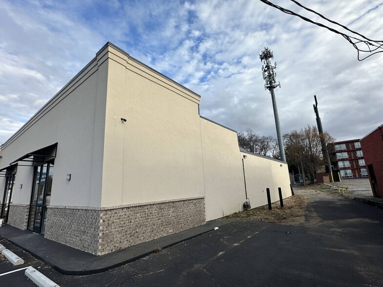 More Photos Of 9229 Parkway E, Birmingham Storefront Retail Office For Lease