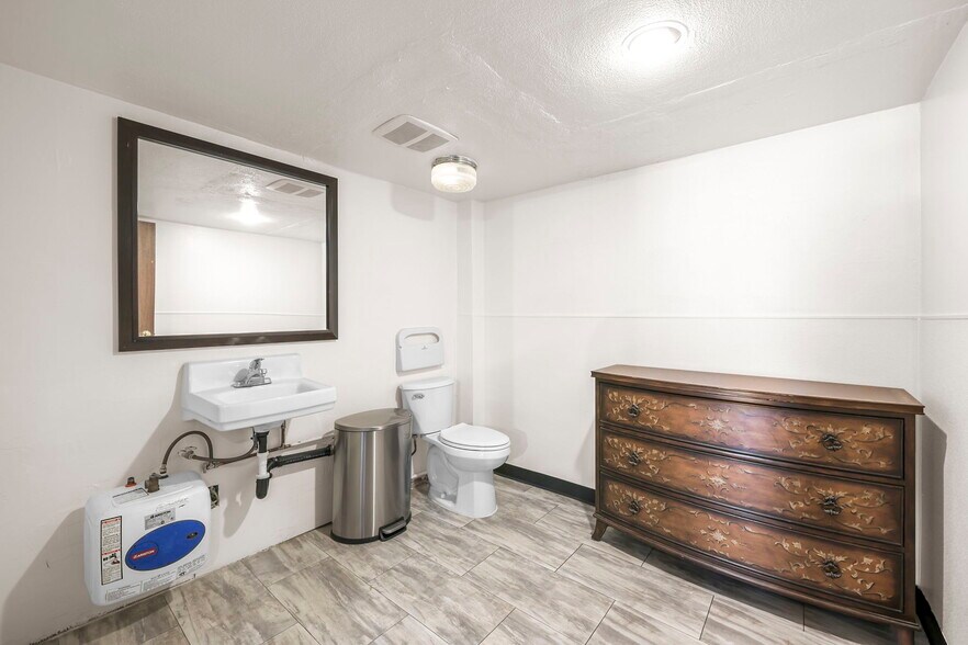 More Photos Of 10640 Main St, El Monte Storefront For Sale