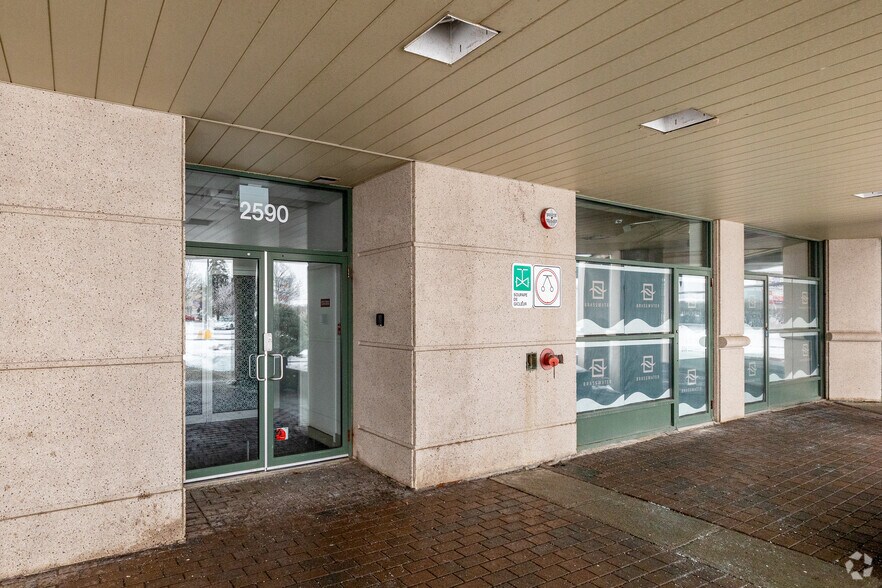 More Photos Of 2572 Boul Daniel Johnson, Laval Coworking Space