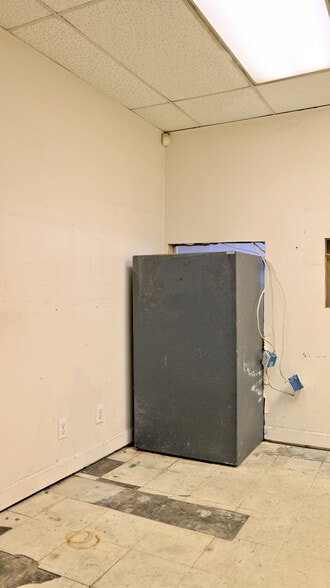 More Photos Of 1087 E Main St, Radford General Retail For Sale