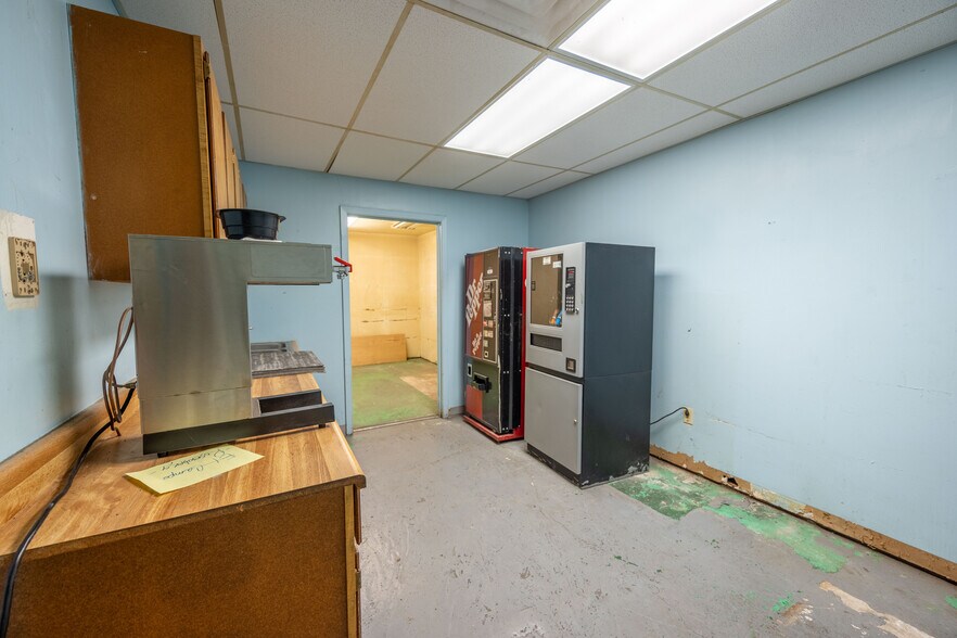 More Photos Of 115 W Burleson St, Wharton Restaurant For Sale