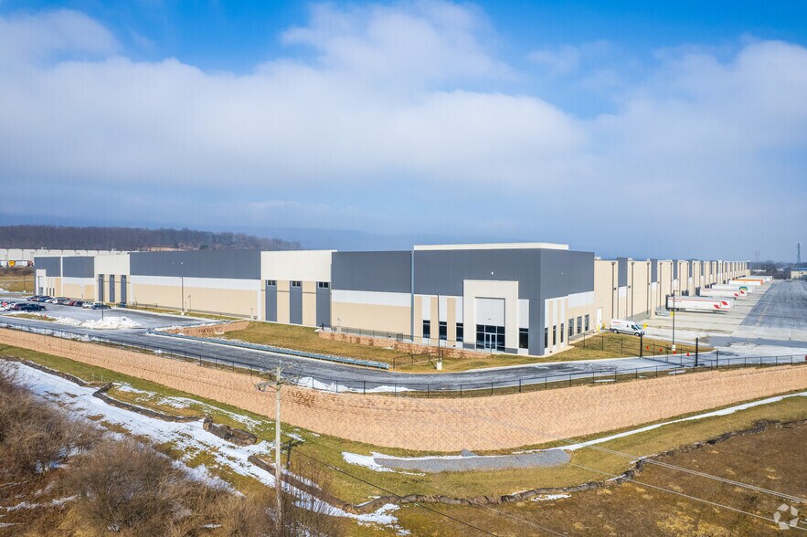 More Photos Of 20 Martha Dr, Bethel Warehouse For Lease