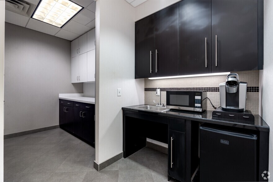 More Photos Of 3801 Hulen St, Fort Worth Office For Lease