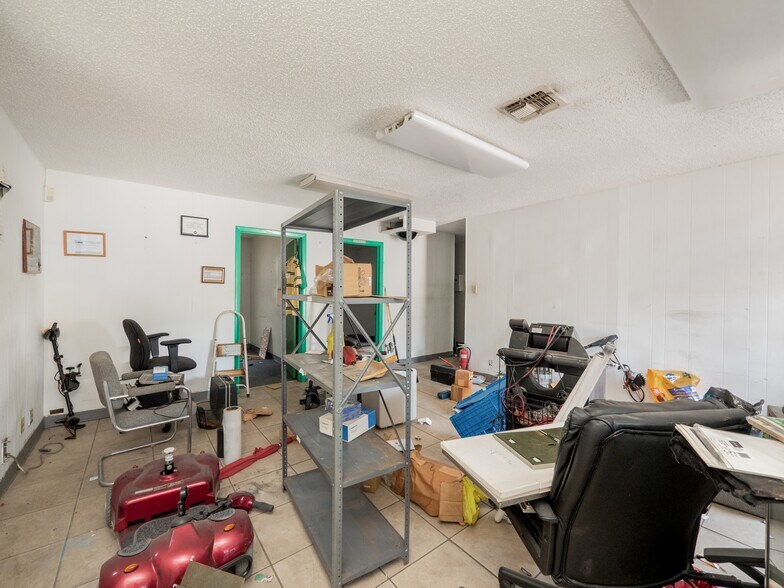 More Photos Of 8212 Georgian Dr, Austin Office For Sale