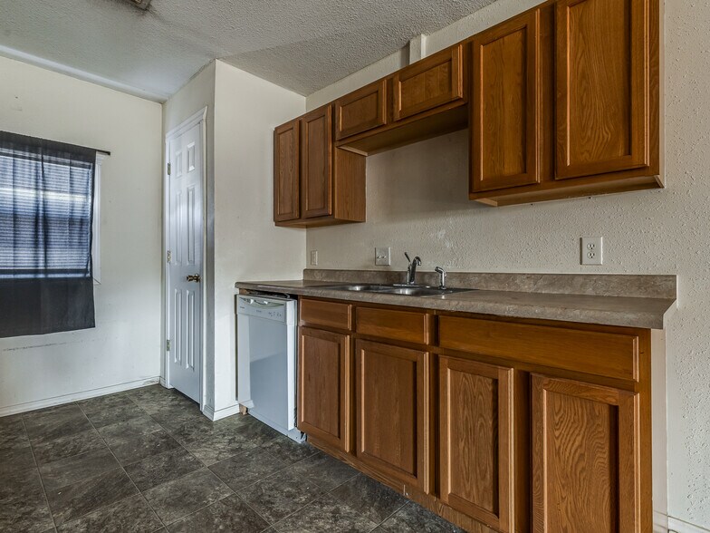 More Photos Of 940 N Ross Ave, Dewey Multifamily For Sale