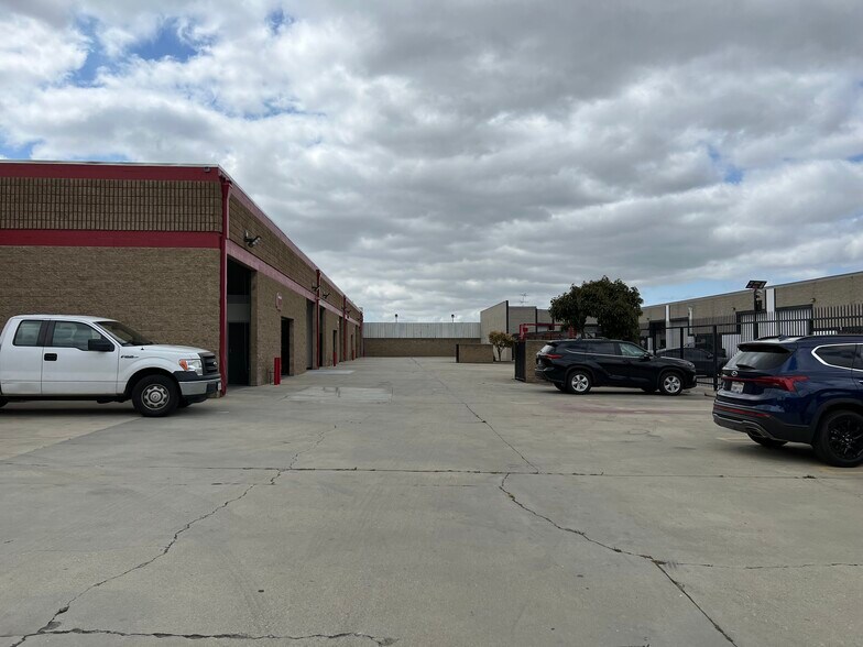 More Photos Of 400 W Redondo Beach Blvd, Gardena Warehouse For Lease