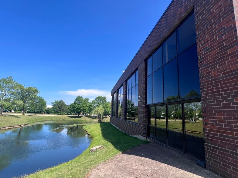 More Photos Of 600 Heathrow Dr, Lincolnshire Industrial For Lease