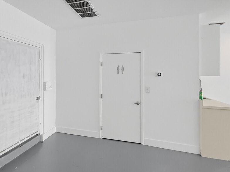 More Photos Of 18014-18016 Ventura Blvd, Encino Storefront For Lease