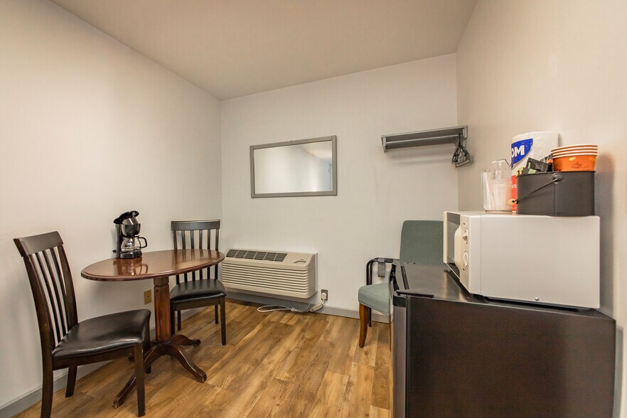 More Photos Of 8546 Edgemont Rd, Greers Ferry Hotel For Sale
