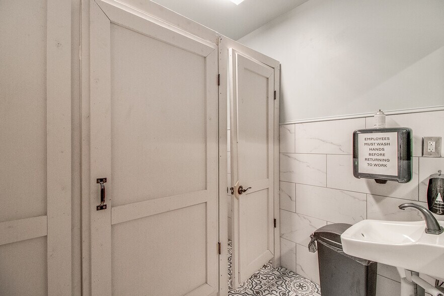 More Photos Of 21 E Athens St, Winder General Retail For Sale