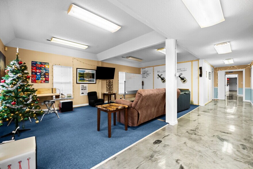 More Photos Of 1959 Fort Campbell Blvd, Clarksville Freestanding For Sale