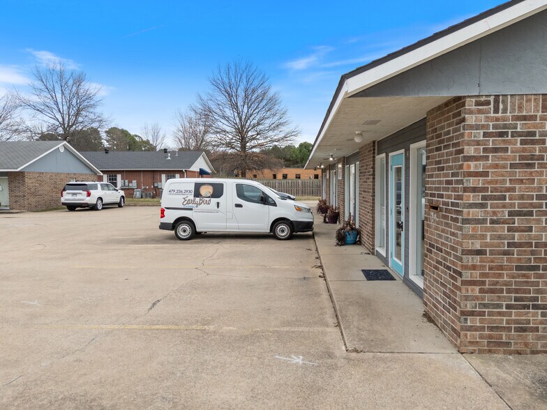 More Photos Of 79 Colt Square Dr, Fayetteville Unknown For Lease