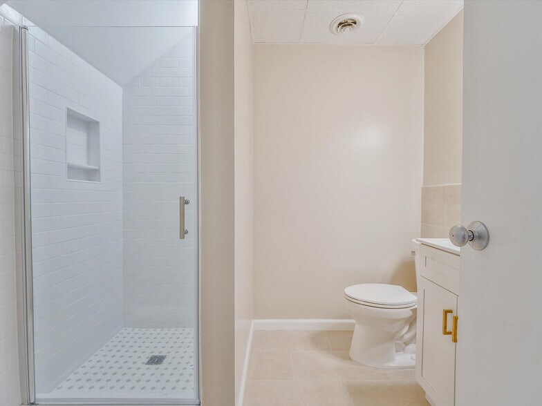 More Photos Of 311 Maple Ave W, Vienna Medical For Lease
