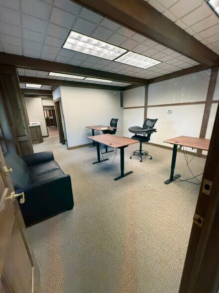 More Photos Of 18340 Minnetonka Blvd, Deephaven Office For Lease