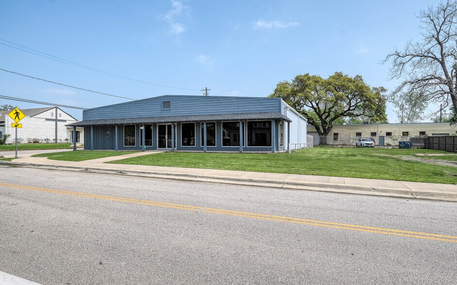 More Photos Of 1118 Smith St, Waller Showroom For Sale
