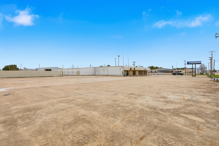 More Photos Of 1300 N Broadway Ave, Ada Warehouse For Sale