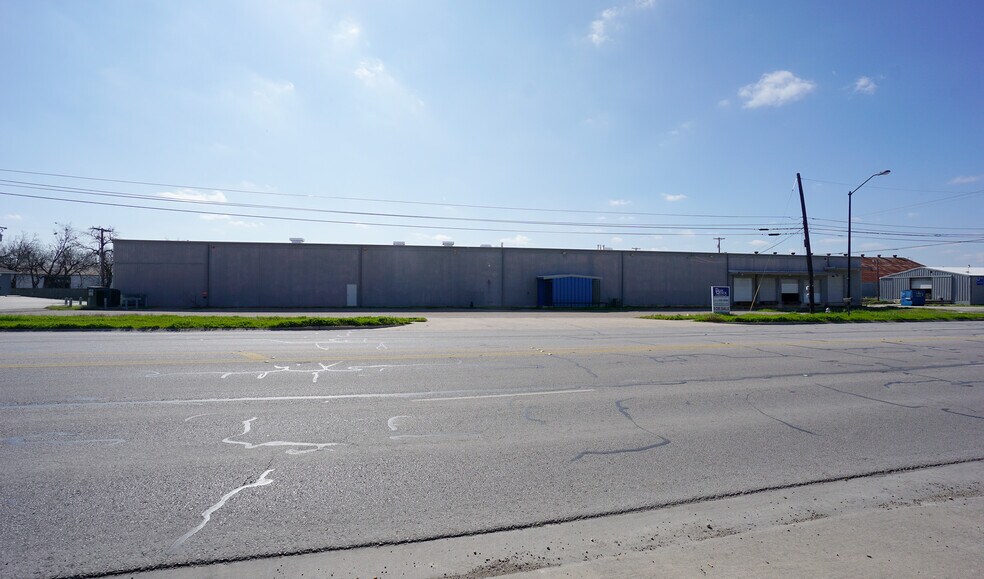 More Photos Of 601 W 2nd St, Taylor Warehouse For Lease