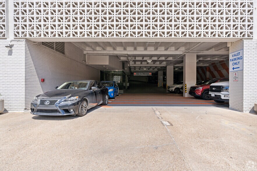 More Photos Of 2000 Crawford St, Houston Office For Sale