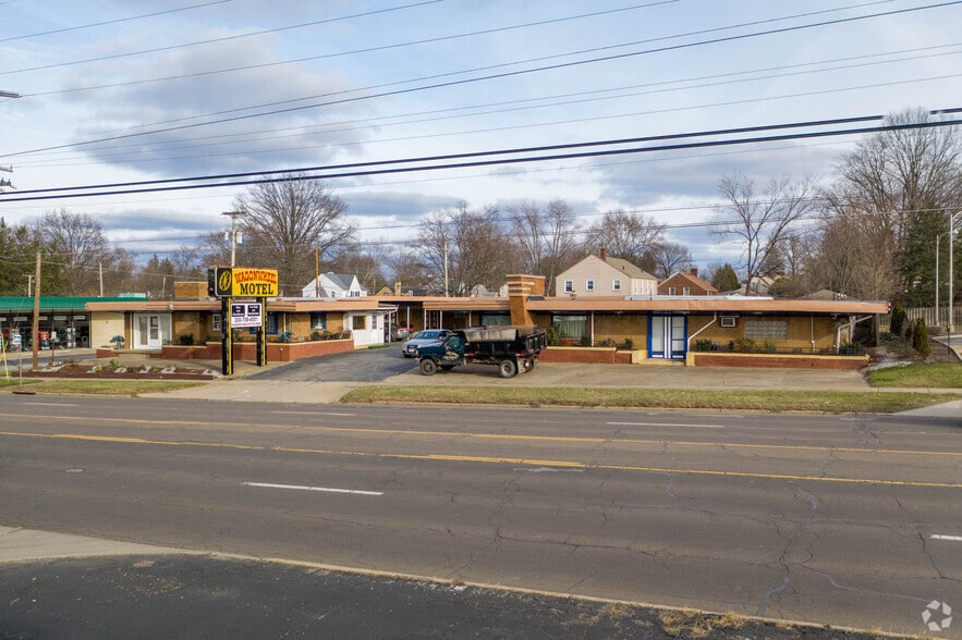 Primary Photo Of 7015 Market St, Boardman Hotel For Sale