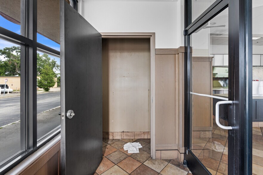 More Photos Of 1197 Lakes Blvd, Lake Park Fast Food For Lease