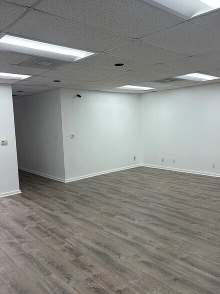 More Photos Of 913-915 S Victory Blvd, Burbank Storefront For Sale