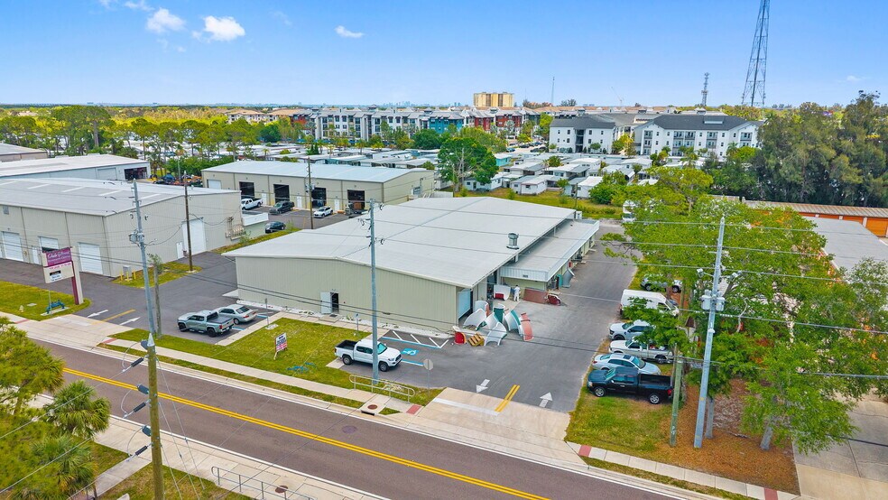 More Photos Of 10525 Oak St NE, Saint Petersburg Light Manufacturing For Lease