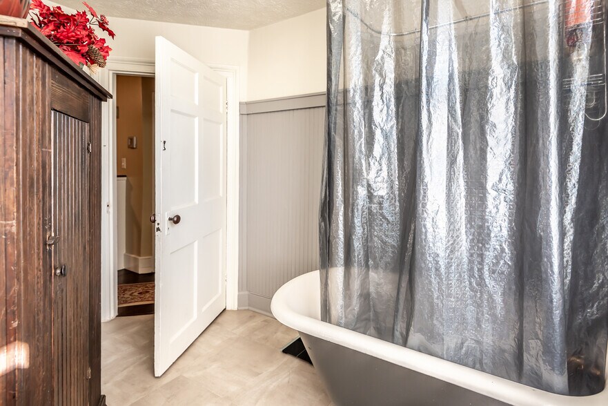 More Photos Of 129 N Main St, Waynesville Specialty For Sale