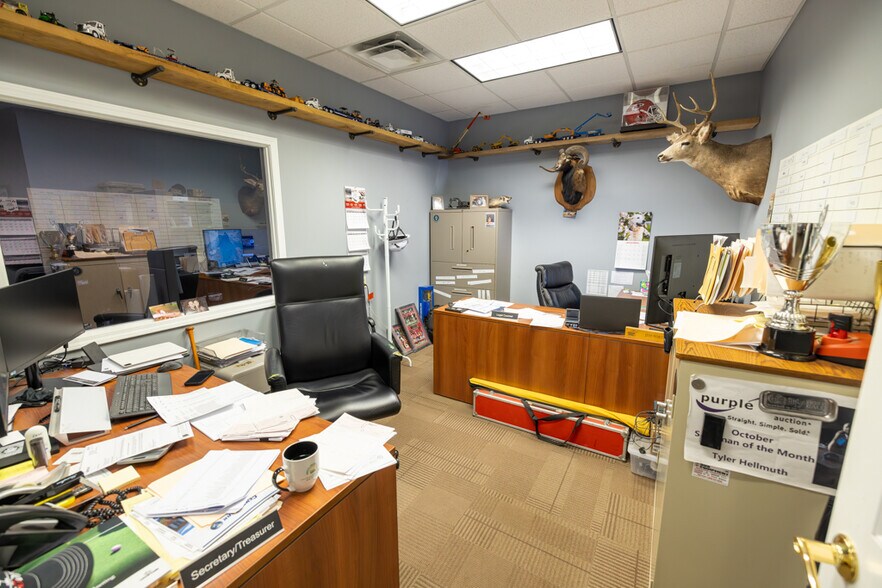 More Photos Of 1621 Se Summit St, Lee's Summit Light Distribution For Lease