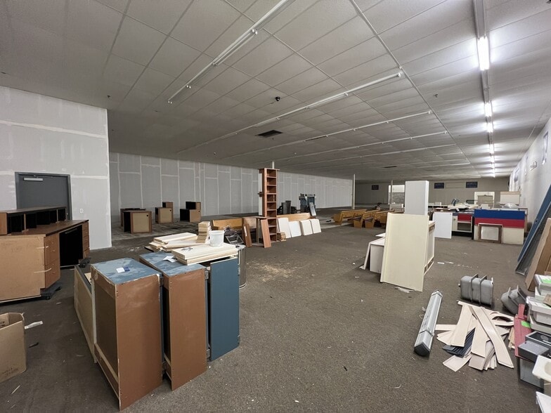 More Photos Of 1625 US Highway 61 N, Lancaster Warehouse For Sale