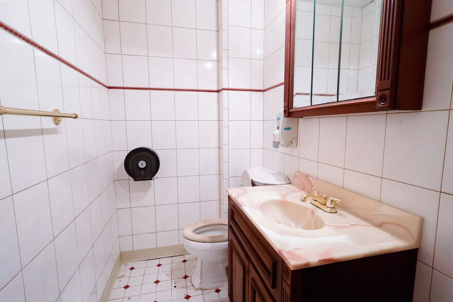 More Photos Of 11830 Shaver Rd, Schoolcraft Freestanding For Sale
