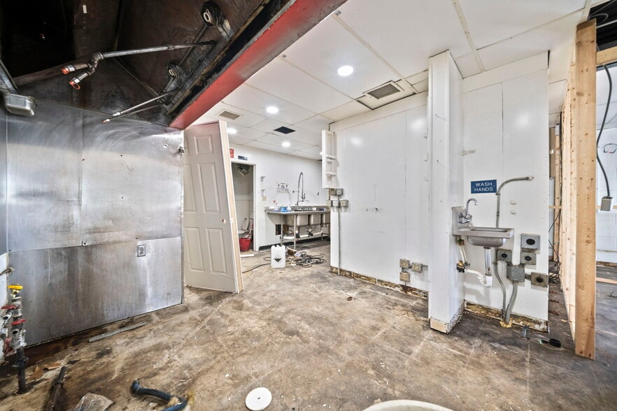 More Photos Of 1900 Tamarack Cir S, Columbus Fast Food For Lease